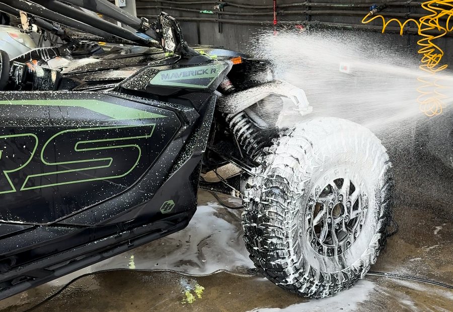 ATV con espuma durante una limpieza realizada por Studio X