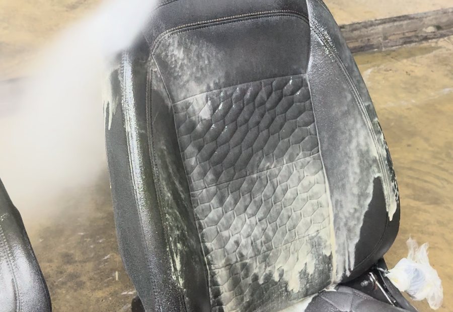 Limpieza profunda de un asiento desmontado realizada por Studio X