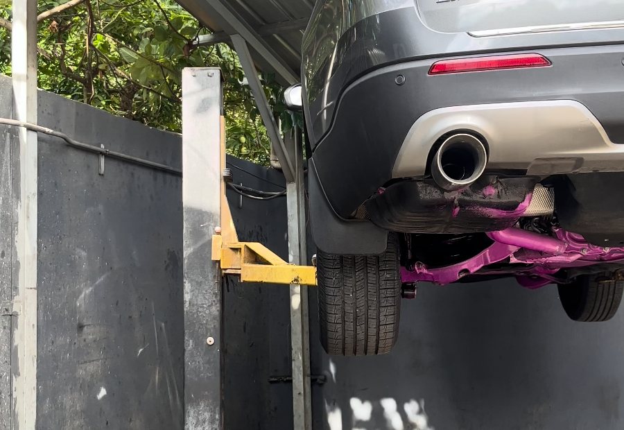 Vehículo elevado para limpieza de bajos y chasis en Studio X