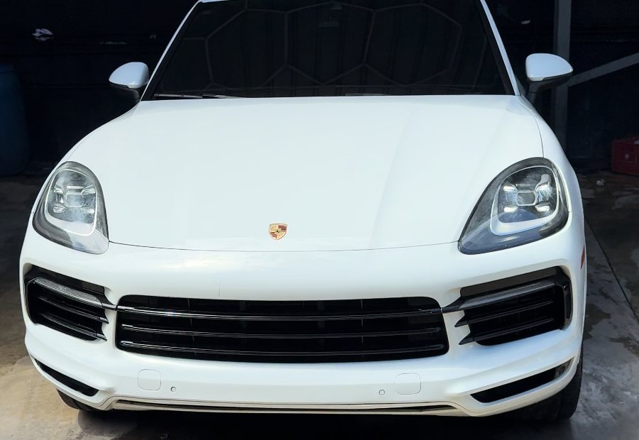 Porsche blanco después de un proceso de cuidado exterior en Studio X