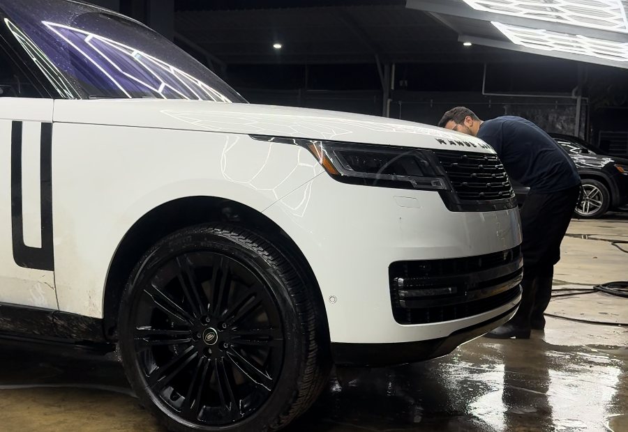 Range Rover durante un lavado realizado en Studio X